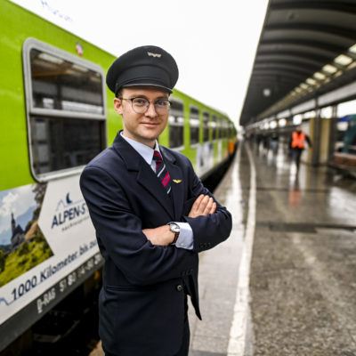 04.07.2020, Schleswig-Holstein, Westerland/Sylt: Edward Schofield, Zugführer des neuen Alpen-Sylt-Nachtexpress, steht kurz vor Abfahrt des Zuges auf dem Bahnsteig. Auf der Strecke macht der Nachtexpress unter anderem Halt in Niebüll, Husum, Hamburg, Frankfurt, Nürnberg und München. Foto: Axel Heimken/dpa | Verwendung weltweit